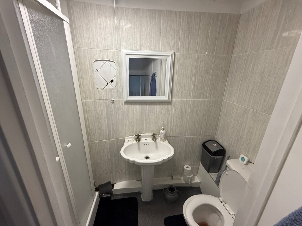 Lot: 14 - MIXED USE INVESTMENT WITH VACANT PARTS - First floor bedroom two en-suite